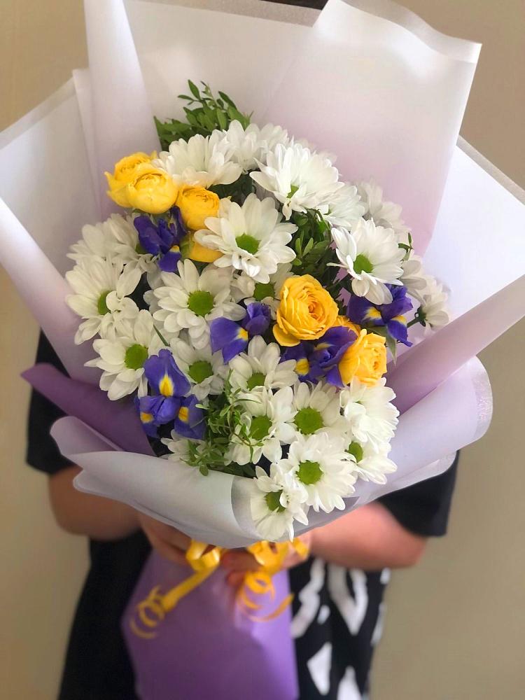 Букет цветов из: Ирисы, Хризантемы и Розы в Непецино