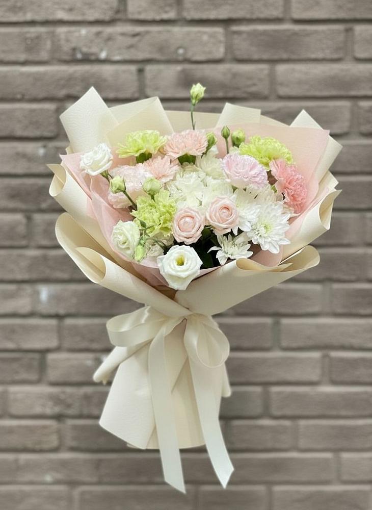 Букет цветов из: Гвоздики, Розы, Лизиантусы и Хризантемы в Непецино