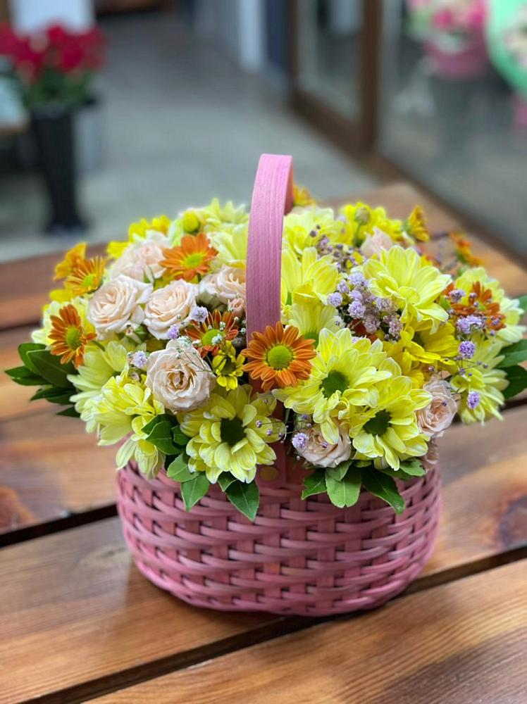 Цветочная композиция из Хризантемы и Розы в корзине в Непецино