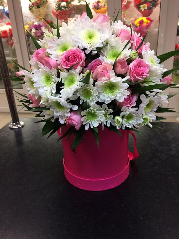 Цветочная композиция из Розы и Хризантемы в шляпной коробке в Непецино