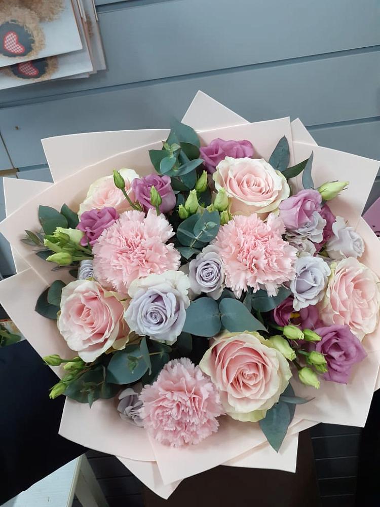 Букет цветов из: Розы, Гвоздики и Лизиантусы в Непецино